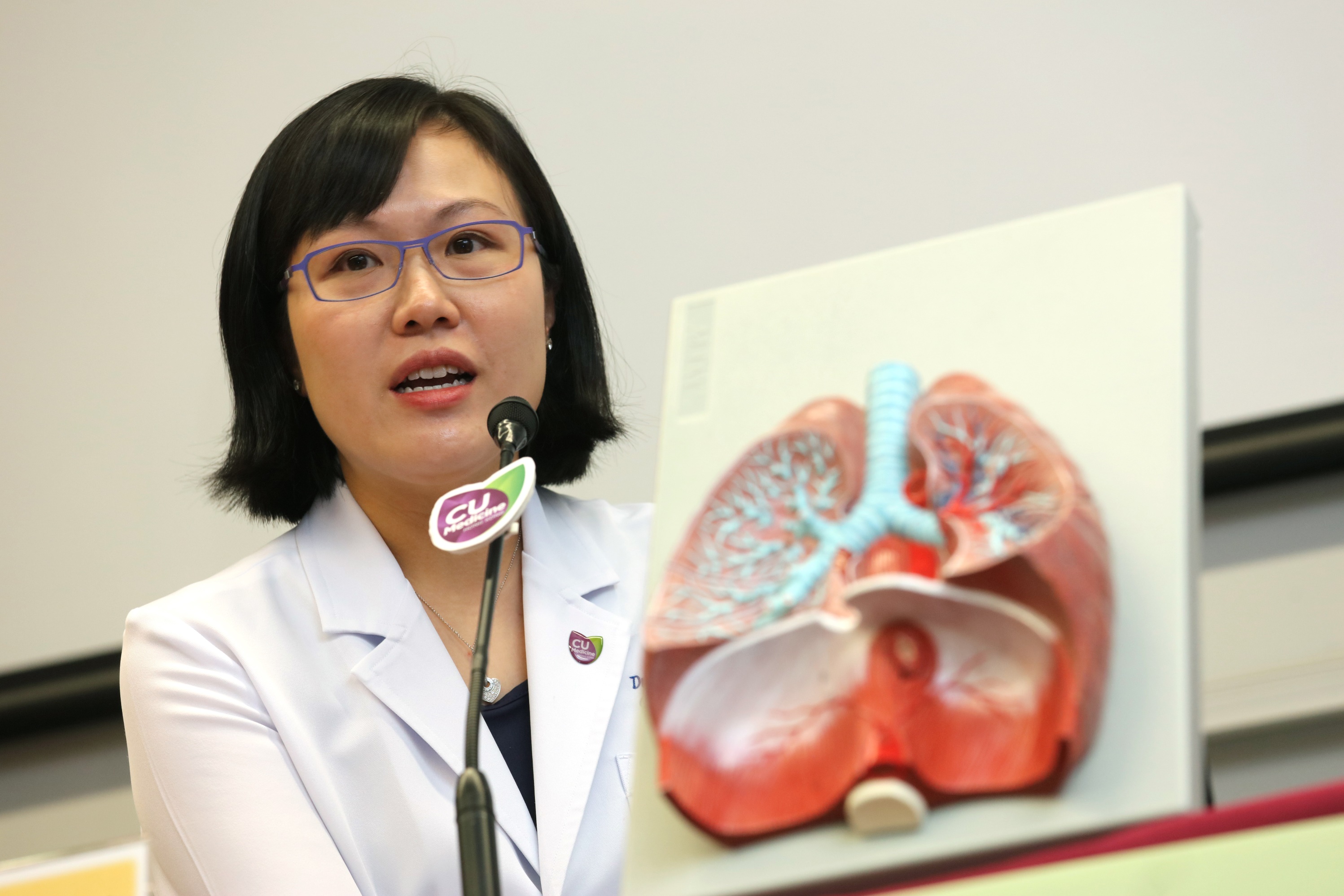 刘颖虹医生指出，中大医学院於2015年进行亚太区首宗使用「混合手术室」结合「电磁导航支气管镜」技术，准确地找出肺部微细病变组织作活检，甚至移除。