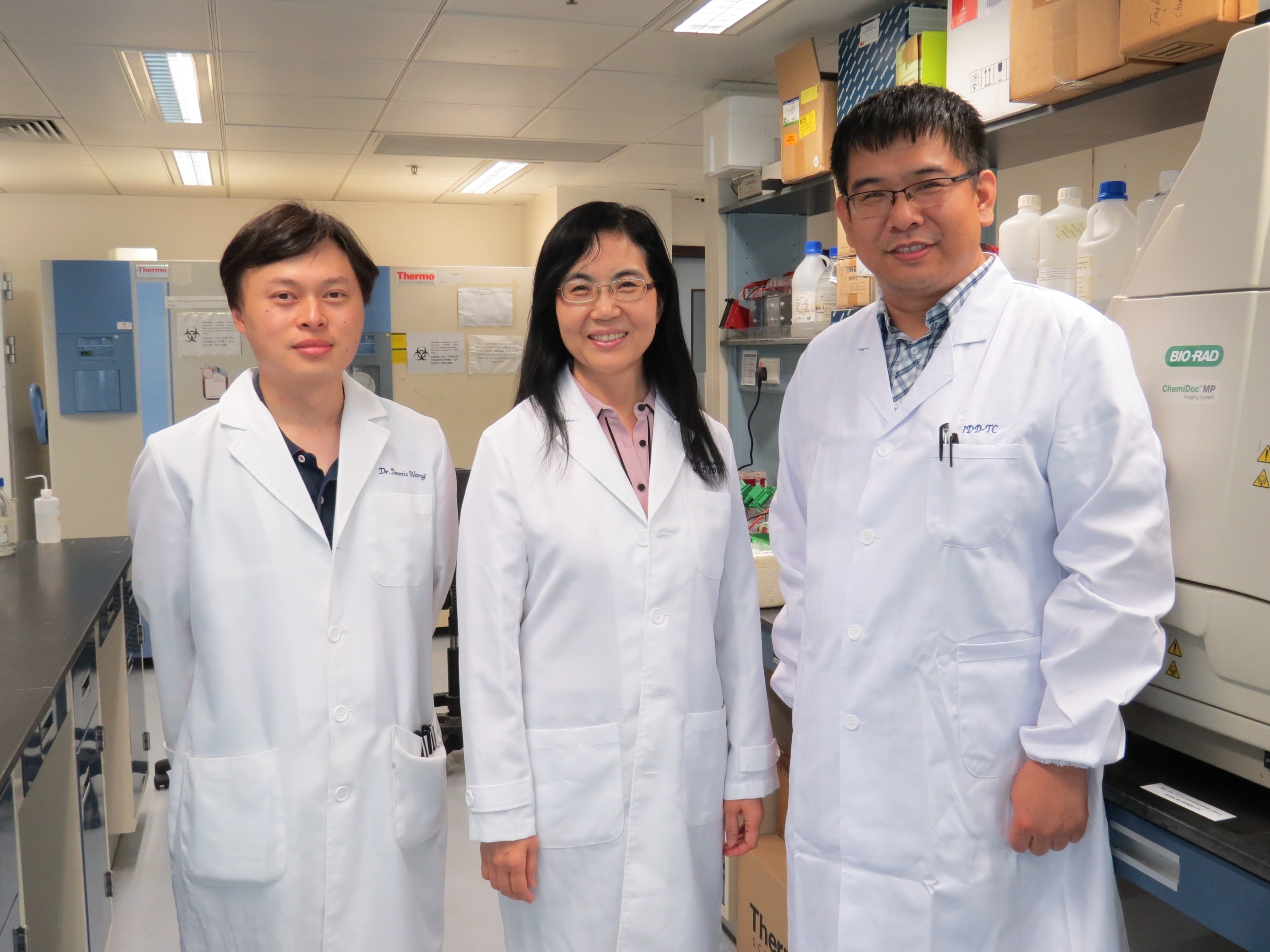 Professor Jun YU (centre), Department of Medicine and Therapeutics, Faculty of Medicine at CUHK, first discovered the role of SQLE as an oncogene in NAFLD-HCC. Team members of this study include Dr. Dabin LIU (right) and Dr. Chi Chun WONG.