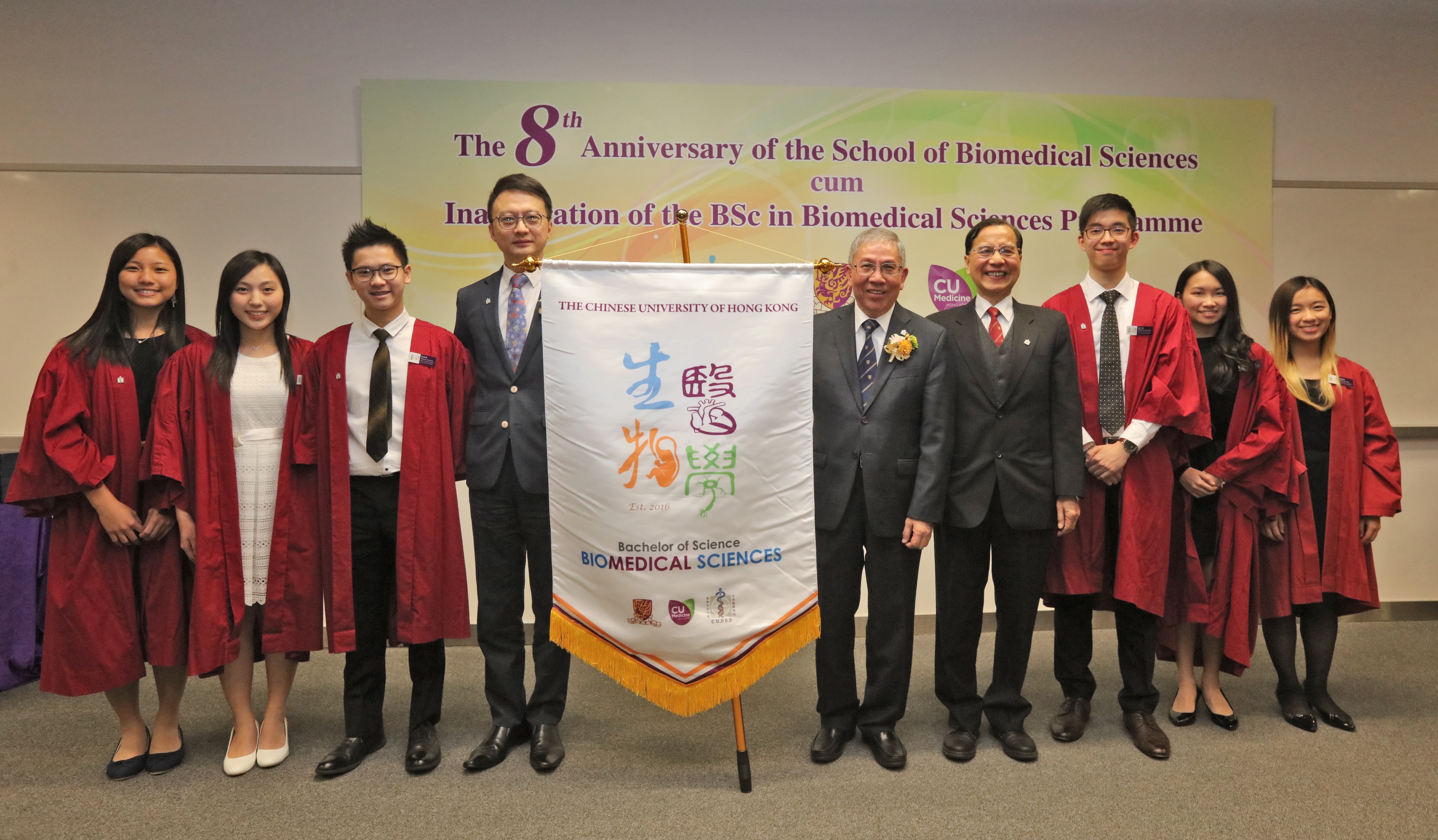 Prof. Francis CHAN, Dean of the Faculty of Medicine at CUHK (4th from left) , presents a flag to Prof. Wai-Yee CHAN, Director of the School of Biomedical Sciences (5th from right); Prof. Kwok-Pui FUNG, Programme Director of BSc in Biomedical Sciences Programme (4th from right) and student representatives, to represent the official inauguration of the BSc in Biomedical Sciences Programme. 