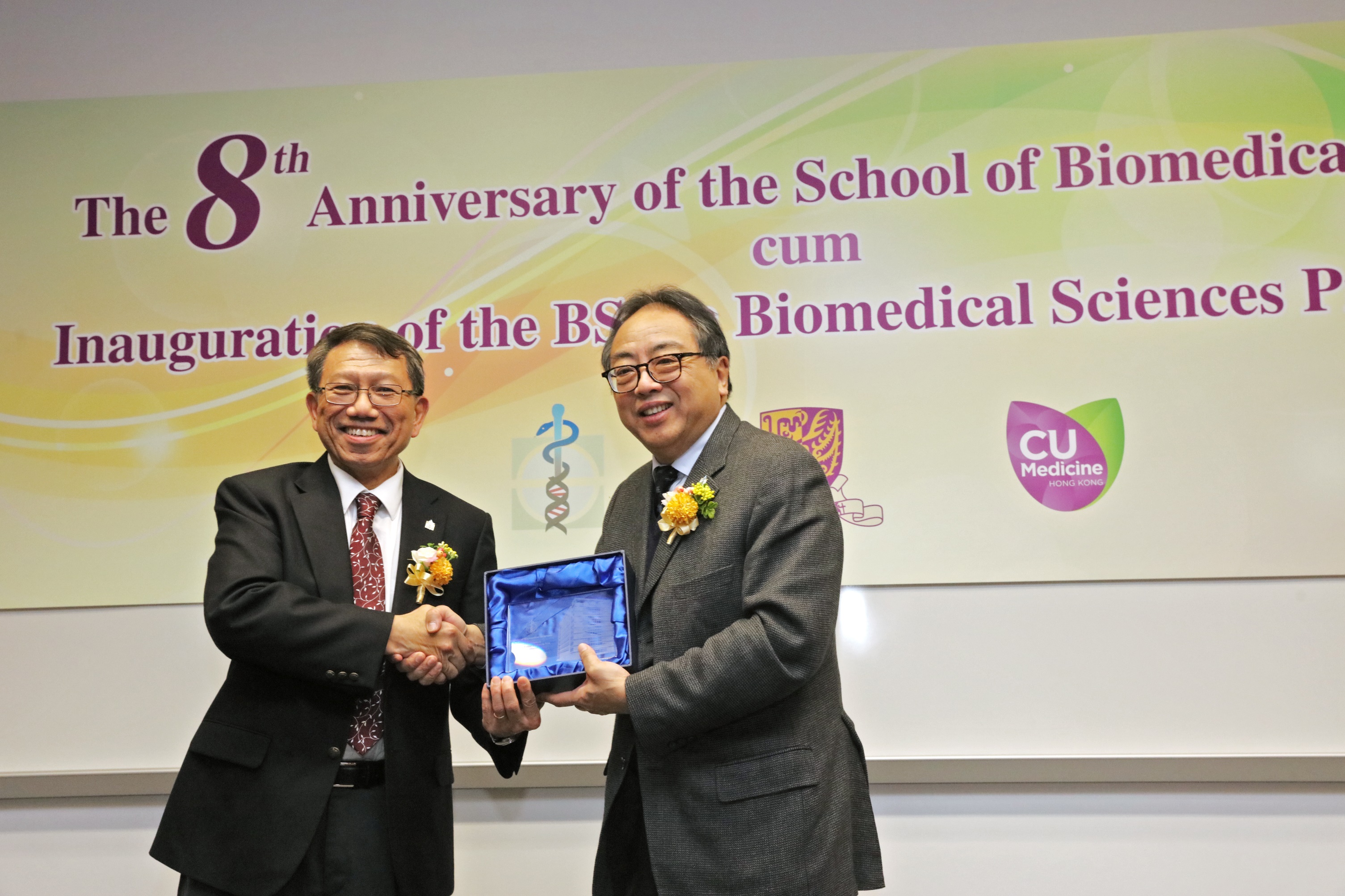  (Right) Prof. Lap-Chee TSUI, Founding President of The Academy of Sciences of Hong Kong, states that building on the solid development, the School of Biomedical Sciences at CUHK has produced the talent and research environment required to build a world-leading biomedical hub and bring Hong Kong to another level of excellence. Featured is Prof. Rocky S. TUAN, Vice-Chancellor and President of CUHK, presenting the souvenir to Prof. Lap-Chee TSUI. 