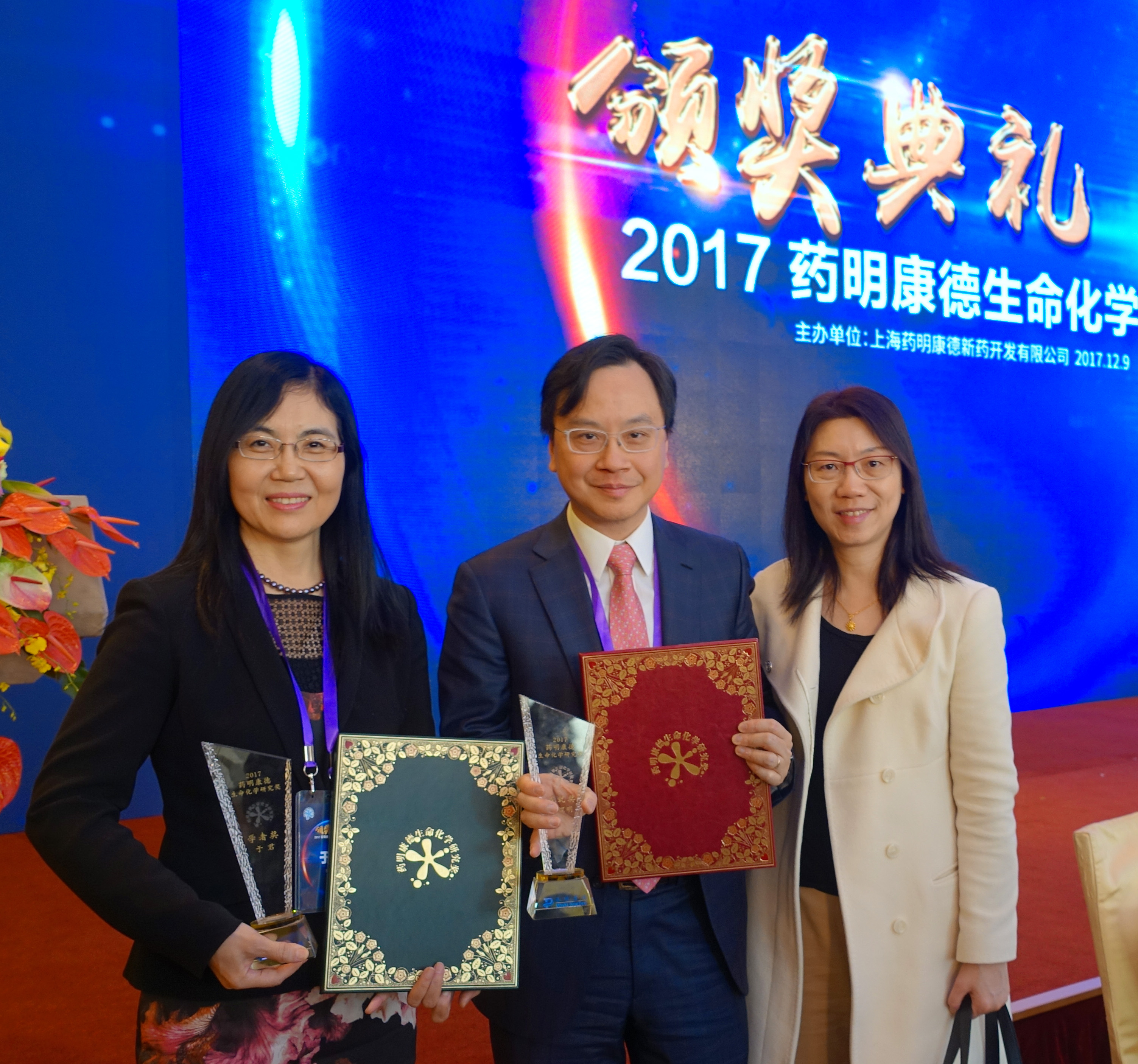 (Centre) Prof. Dennis LO and (left) Prof. Jun YU from the Faculty of Medicine at CUHK receive “Outstanding Achievements Award” and “Scholar Award” in the 11th annual WuXi PharmaTech Life Science and Chemistry Awards respectively for their exceptional contributions in the field of life science and chemistry. Featured on the right is Dr Alice Wong, wife of Prof Dennis Lo.