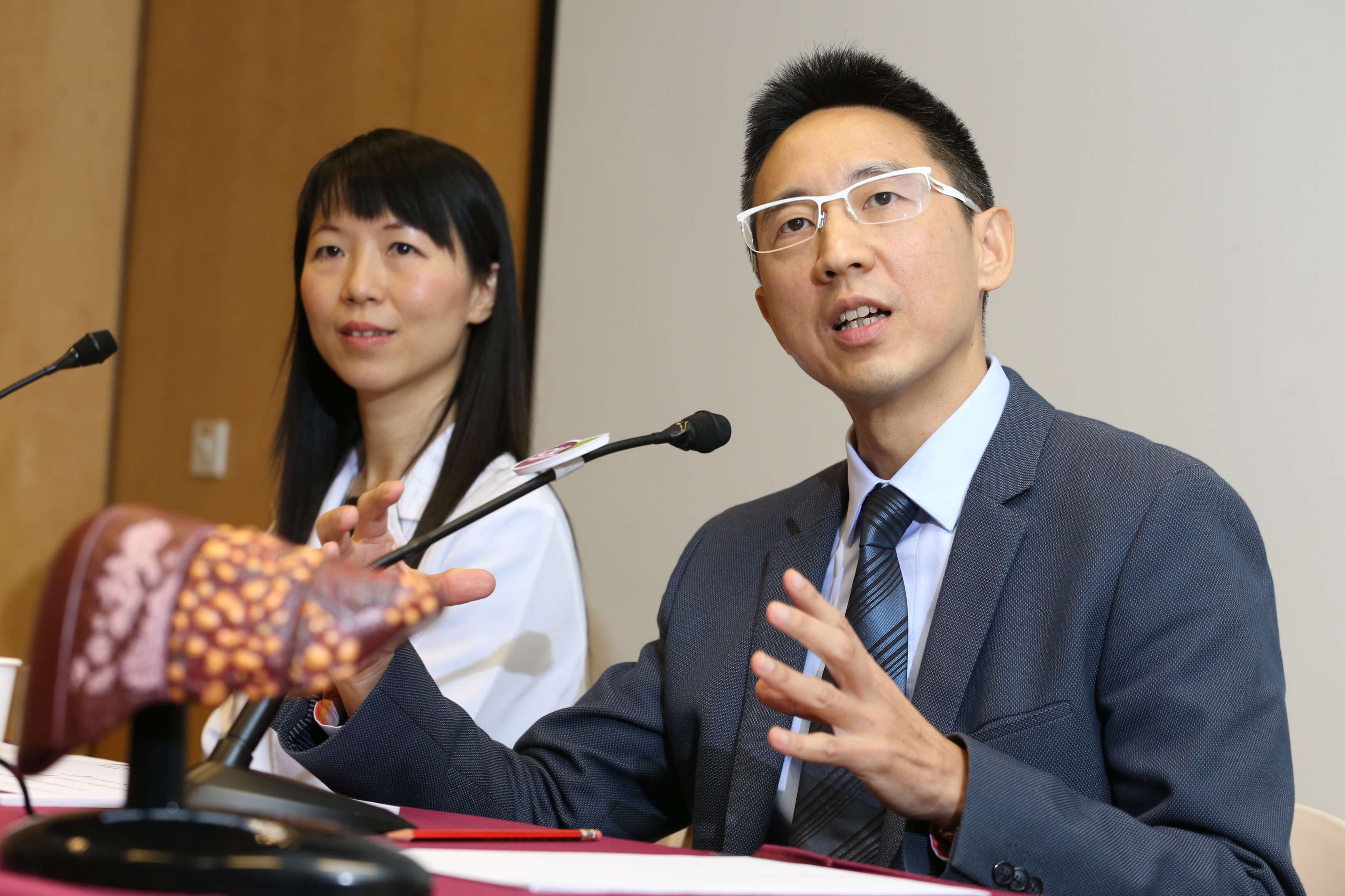 Professor Henry CHAN (right) remarks that gender and age are two important risk factors of liver cancer among cases with hepatitis B recovery. He reminds high risk group should not neglect the importance of liver cancer surveillance.