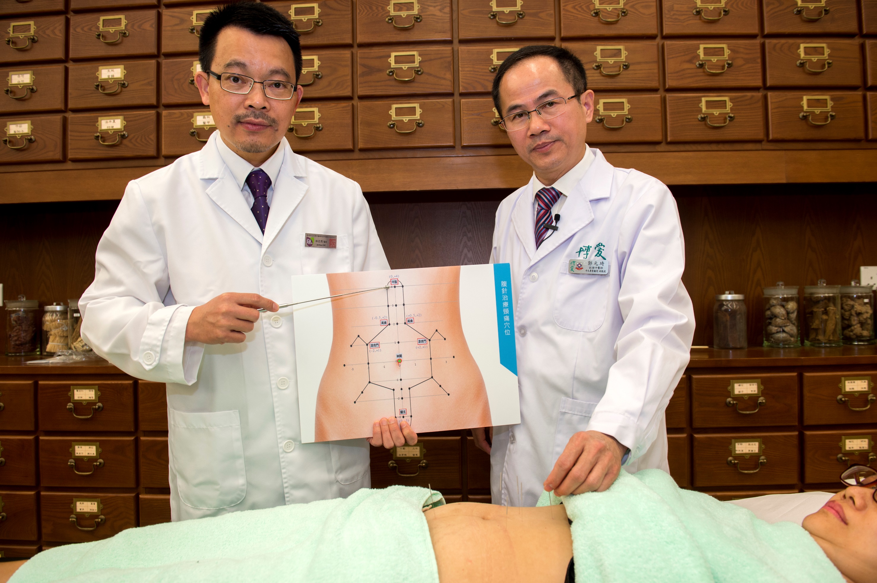  The School of Chinese Medicine of the Faculty of Medicine at CUHK join hands with Chinese Medicine Services of Pok Oi Hospital and conducted a clinical study to investigate the efficacy of abdominal acupuncture for treating neck pain. Prof. Zhi Xiu LIN (left), Acting Director, School of Chinese Medicine, Faculty of Medicine, CUHK and Prof. Yuanqi GUO (right), Chief of Chinese Medicine Services, Pok Oi Hospital ─ The Chinese University of Hong Kong Chinese Medicine Centre for Training and Research (Shatin).