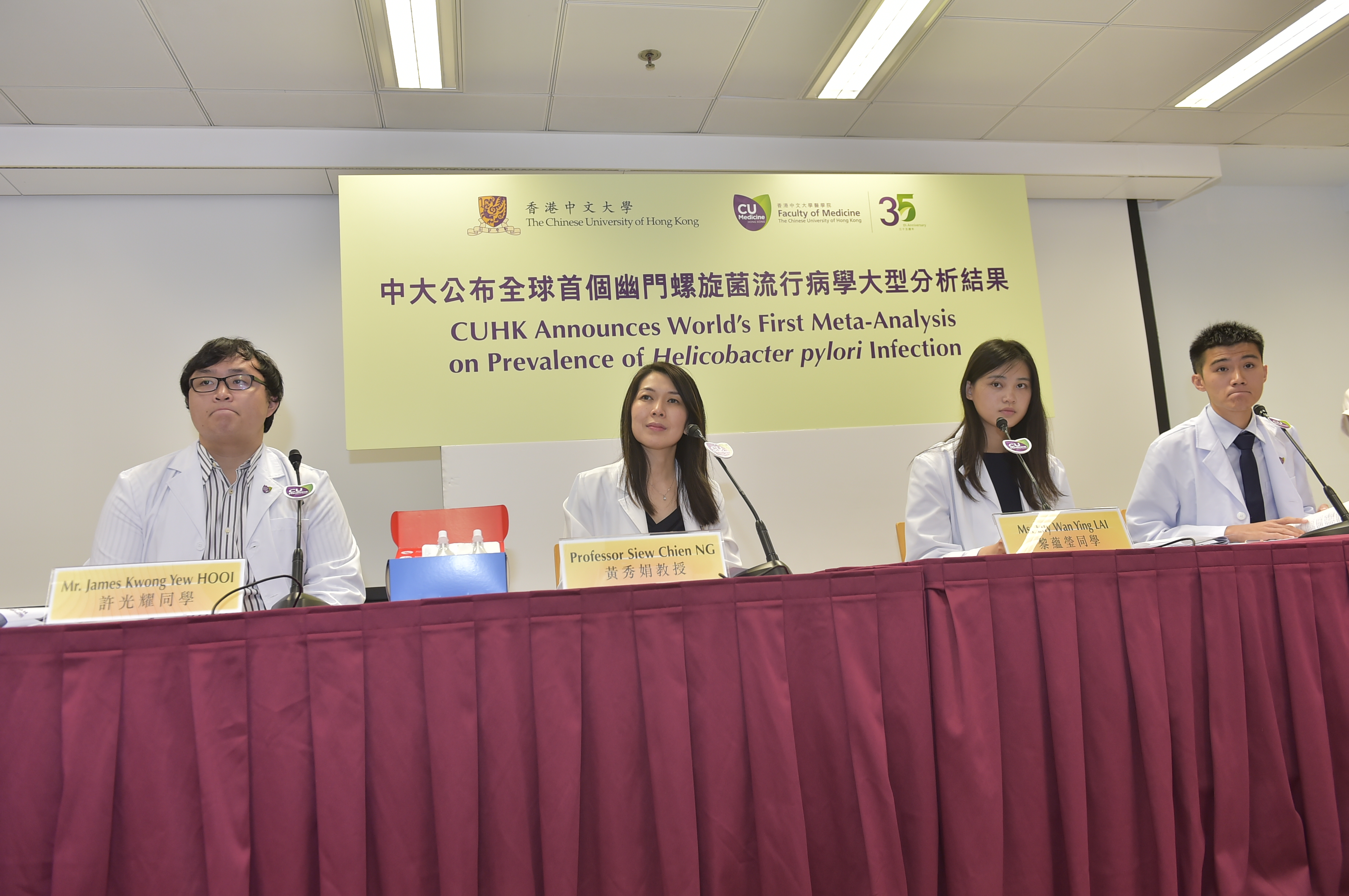  A research conducted by gastroenterologists and medical undergraduates from the Faculty of Medicine at CUHK highlights that there is a significant burden from Helicobacter pylori globally, with a large number of people affected in Asia. (From left) CUHK Medicine Year 5 student Mr James HOOI, Prof. Siew NG from the Department of Medicine and Therapeutics, CUHK Medicine Year 5 student Ms Lily LAI and Mr Michael SUEN. 