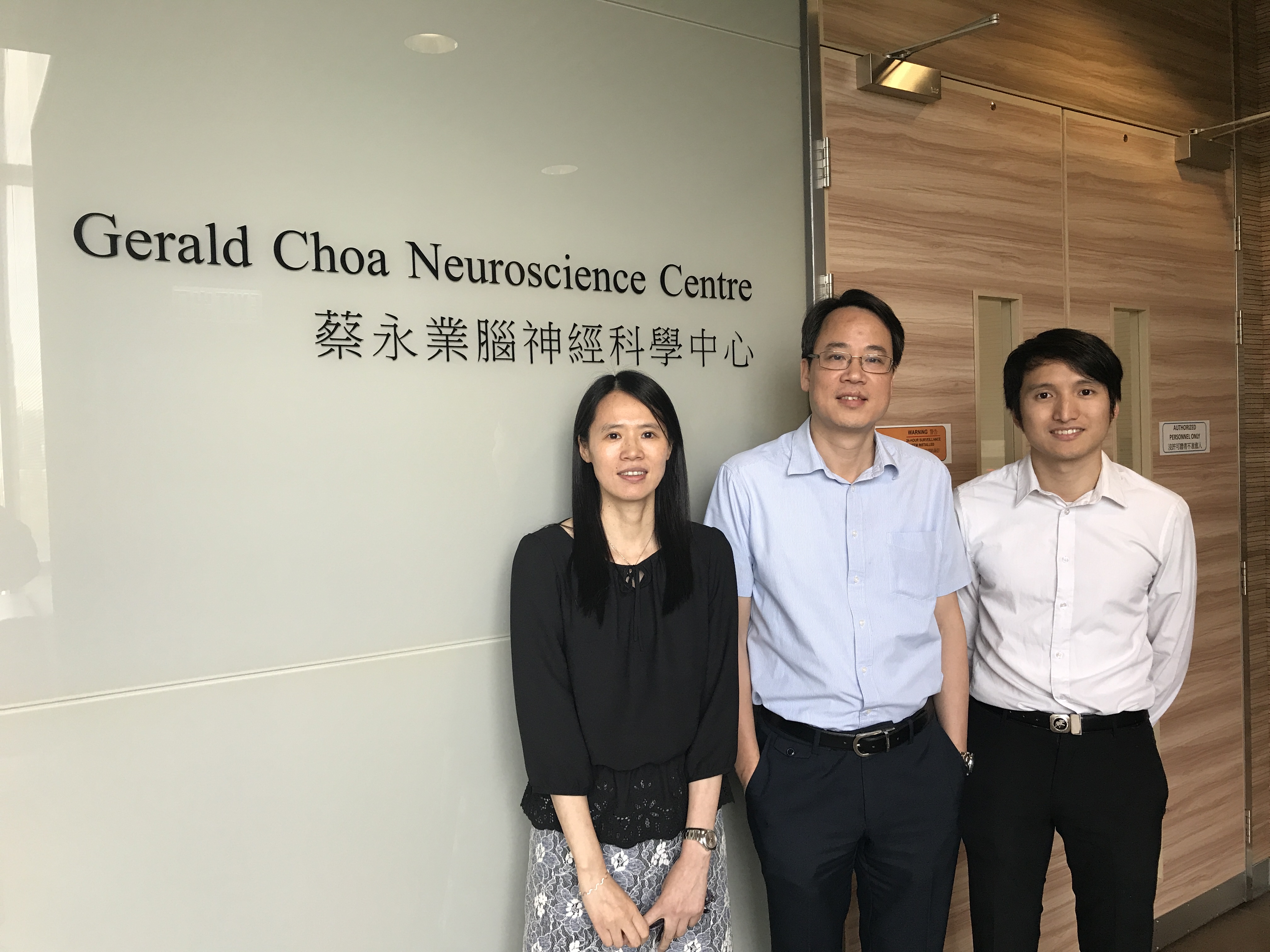 A recent study conducted by the Gerald Choa Neuroscience Centre of CUHK unveils the intricate processes of motor memory formation taking place in the brain. (From left) Associate Professor Ya KE and Professor Wing Ho YUNG from the School of Biomedical Sciences, and Dr. Owen KO, Clinical Lecturer, Department of Medicine and Therapeutics, of the Faculty of Medicine at CUHK.