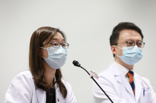 麥詠欣醫生(左)表示，期望透過招募500名接種新冠肺炎疫苗人士進行臨床研究，了解「微生態免疫力配方」如何提升接種疫苗的安全和成效。
