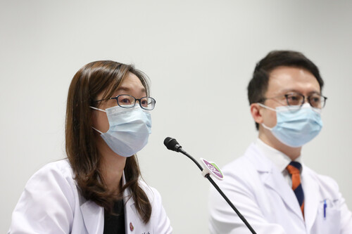 Dr. Joyce MAK (left) hopes the clinical study on 500 vaccinated individuals will help enhance the safety and efficacy of COVID-19 vaccines. 