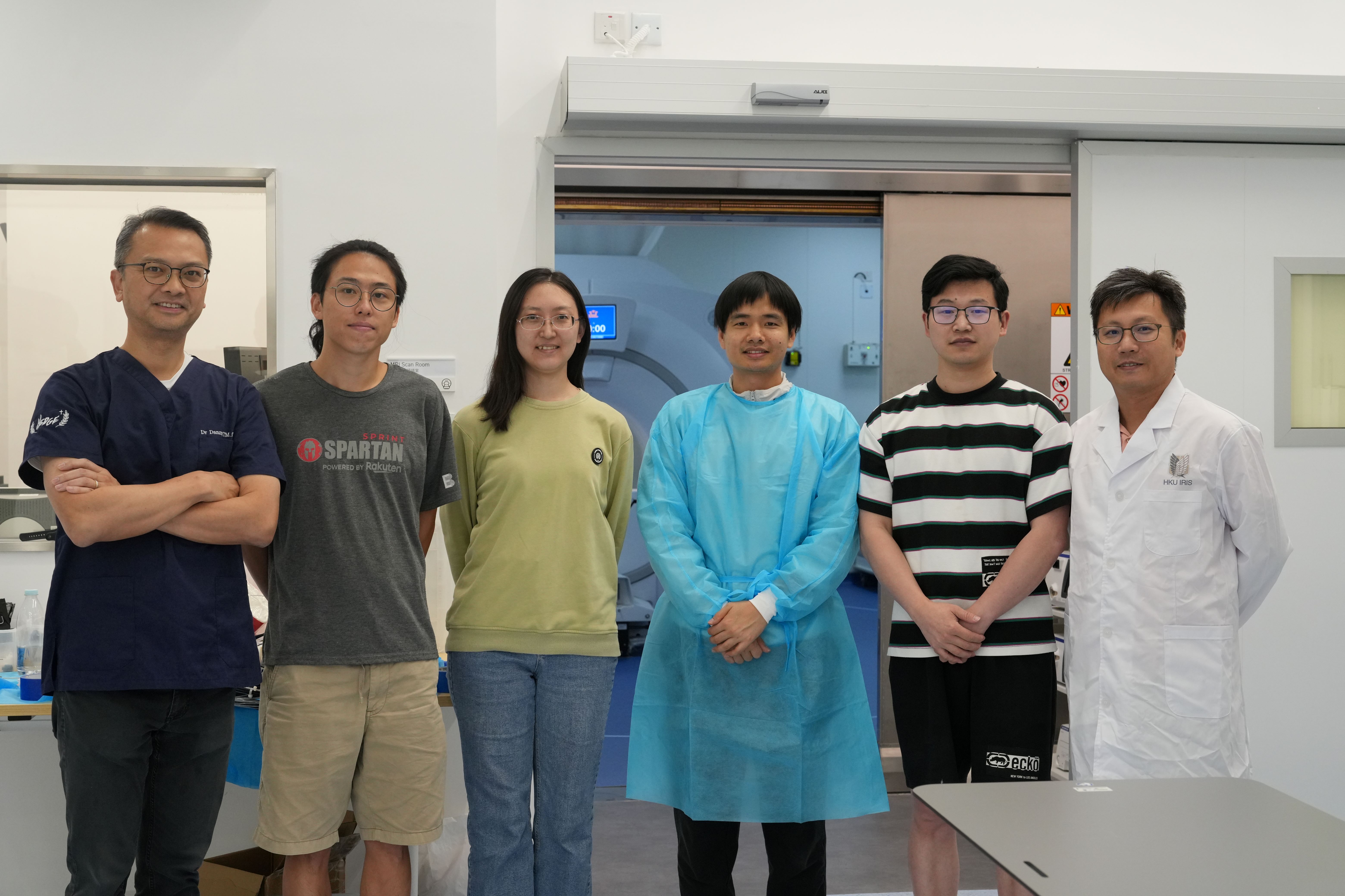Featured in the photo are Dr Danny Chan (first from left), Clinical Associate Professor (honorary) and Head, Division of Neurosurgery, Department of Surgery, CU Medicine; Professor Kwok Ka-wai (first from right), Associate Professor, Department of Mechanical Engineering, Faculty of Engineering at HKU; and members from the research team.  