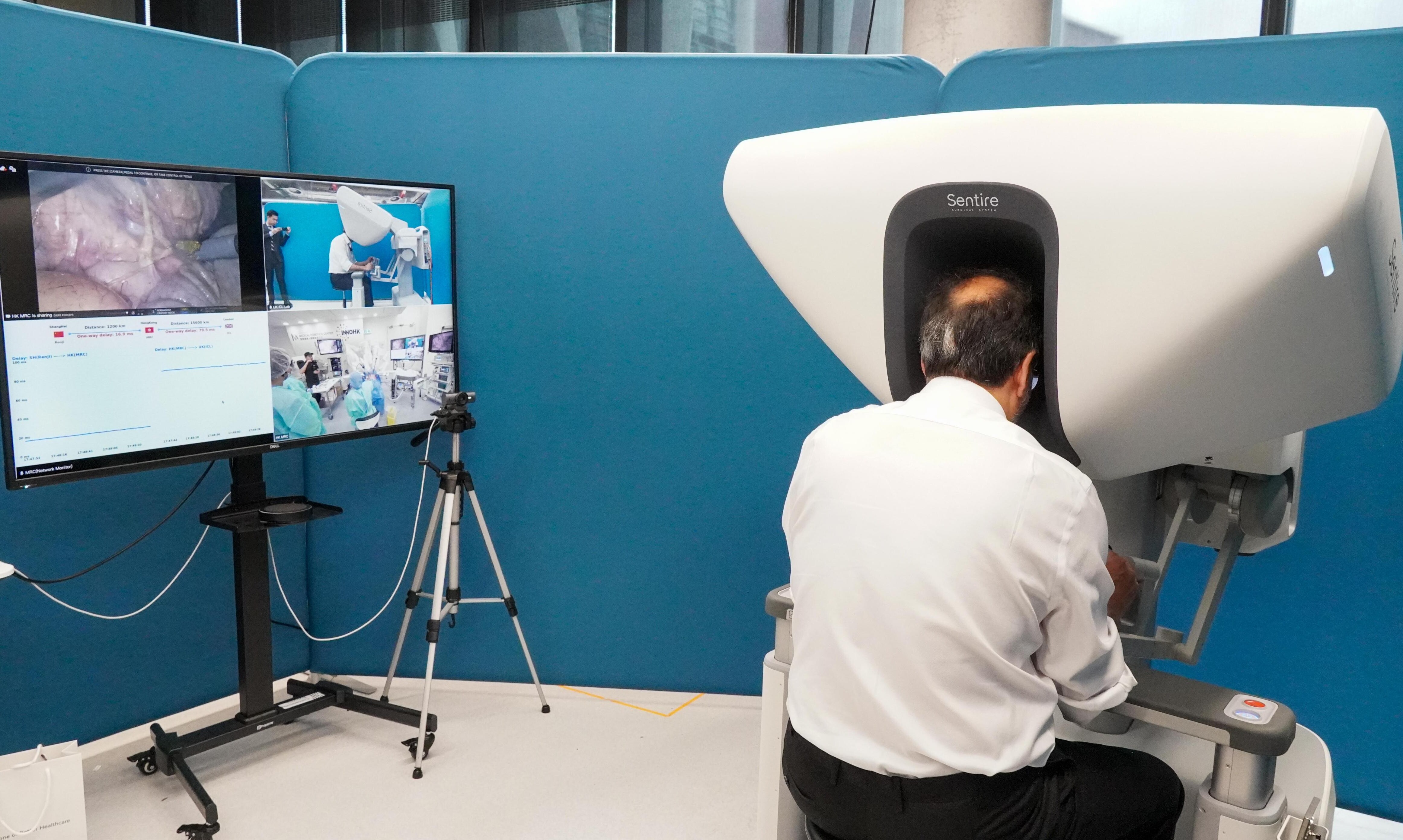 The London team represented by Professor Chaudry proceeds with the resection process remotely. 