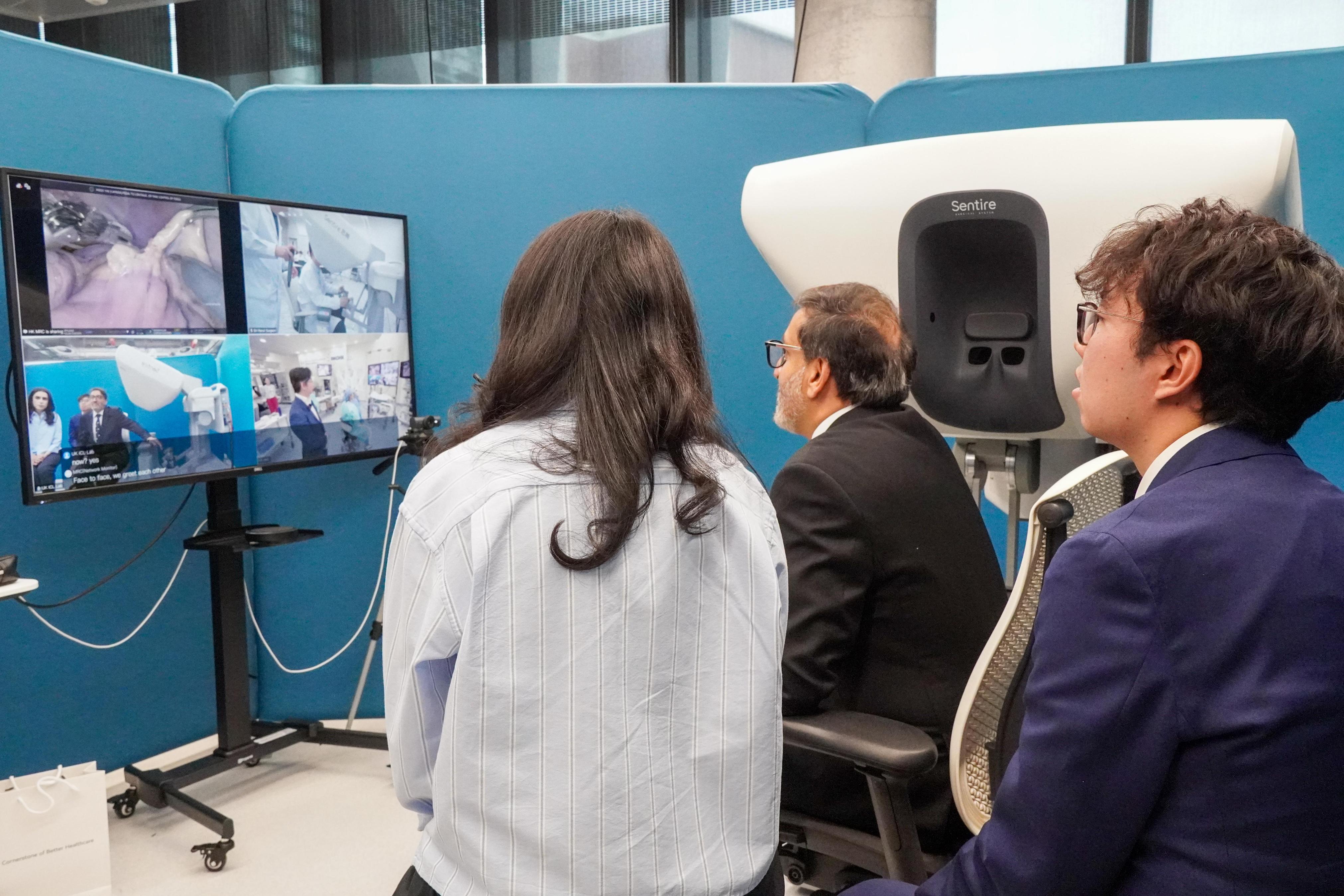 Featured is (from right) a CUHK medical graduate currently pursuing a PhD at the University of Oxford also assisted in the procedure from London. 