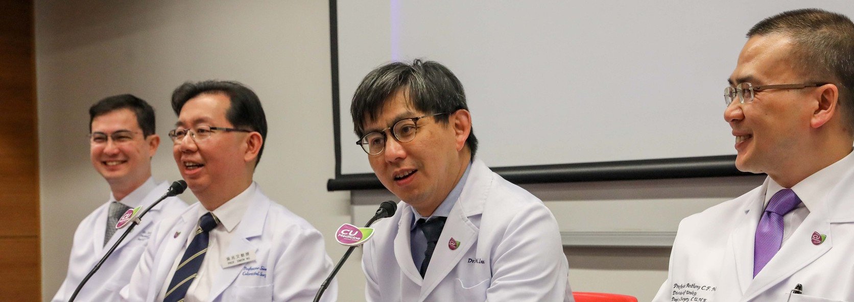中大医学院外科学系系主任刘润皇教授(右二)认为，是次研究有助引入单孔机械臂系统在不同专科的微创手术作临床应用。