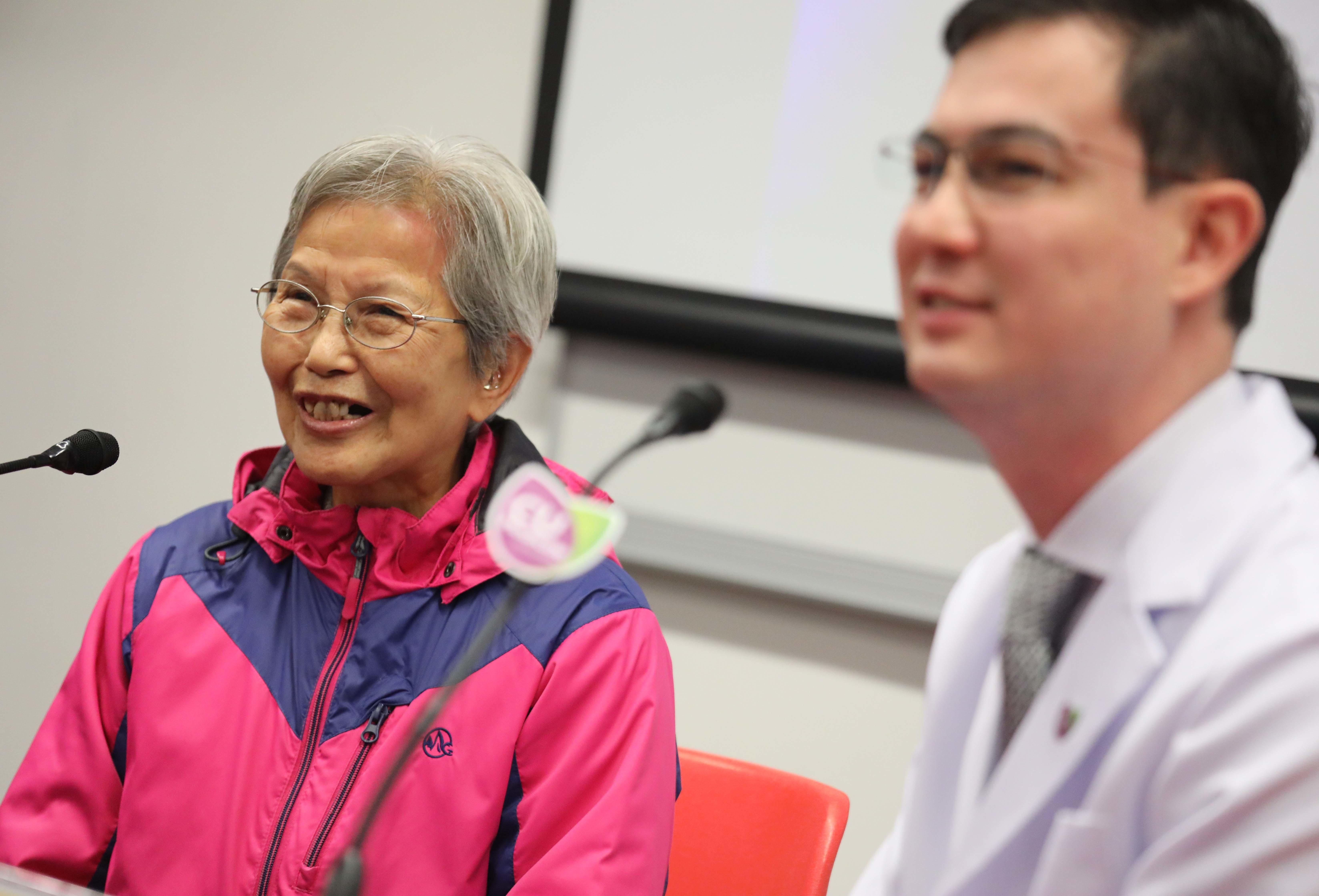 Ms. Cheng (left) states that she could speak naturally after receiving the single-port robotic-assisted surgery to remove the tumor under her tongue.
