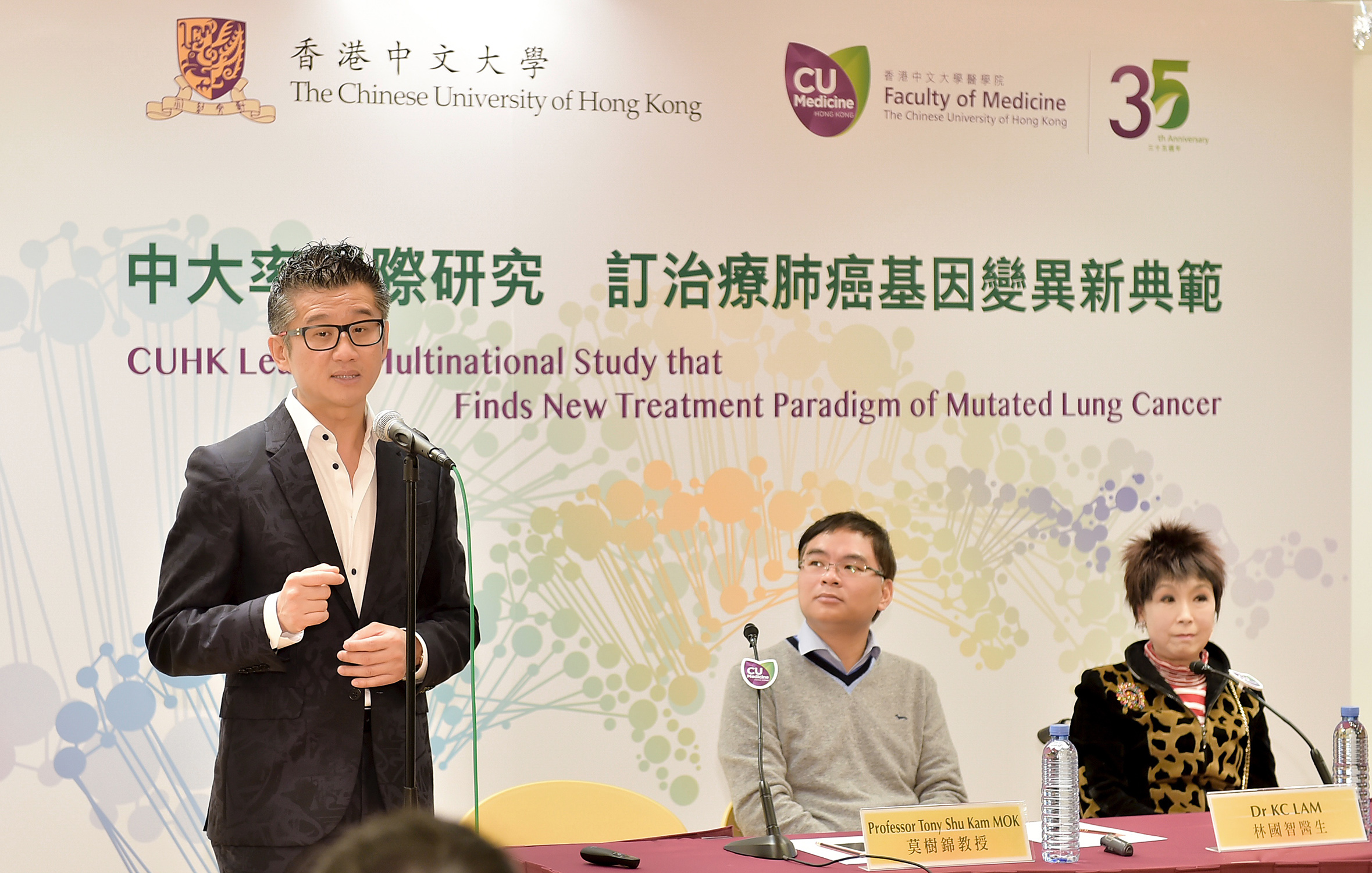 Featured in the picture are Prof. Tony Shu Kam MOK, Li Shu Fan Medical Foundation Professor of Clinical Oncology and Chairman of the Department of Clinical Oncology of the Faculty of Medicine of CUHK (left), Dr LAM Kwok Chi, Clinical Assistant Professor (Honorary), Department of Clinical Oncology, Faculty of Medicine at CUHK (middle) and lung adenocarcinoma patient Madam CHOW (right)