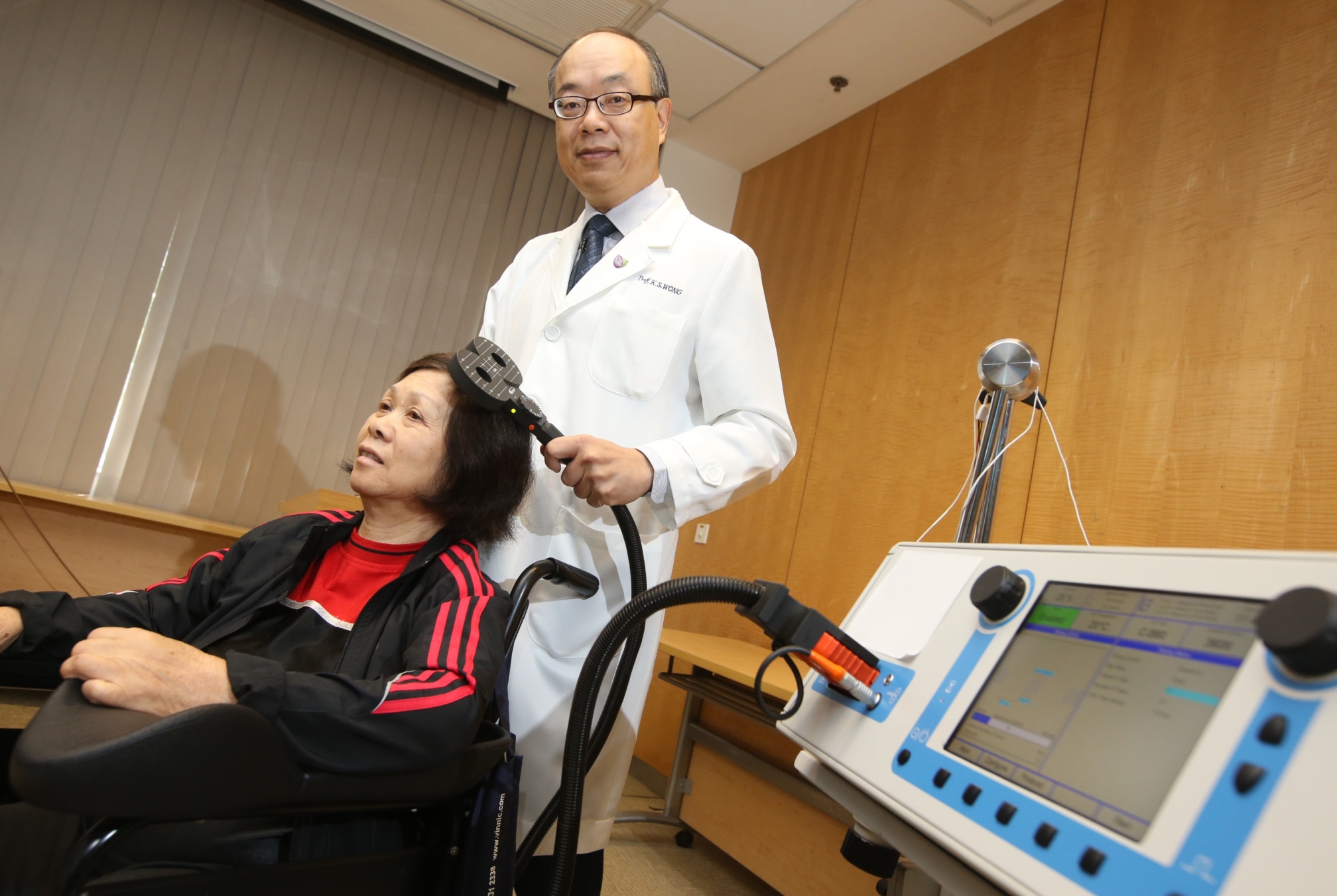 Prof. Lawrence Ka Sing WONG and his team invent ‘Pulse-Magnetic-Stimulation (PMS)’, the world’s first 3-in-1 therapy combining physiotherapy, external counterpulsation and ‘Intermittent theta burst magnetic stimulation’ to repair damaged brain after stroke and enhance function recovery. 