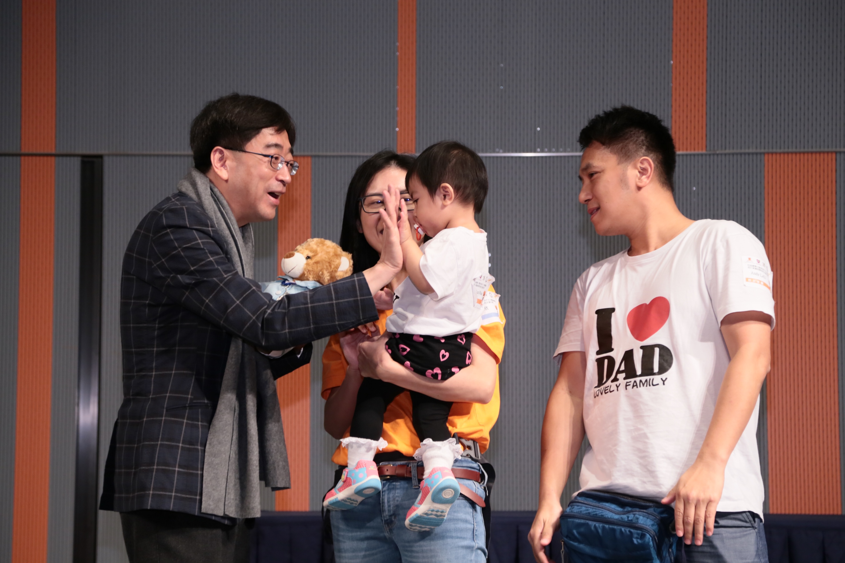 食物及卫生局局长高永文医生颁奖予婴儿爬行比赛得奖者。