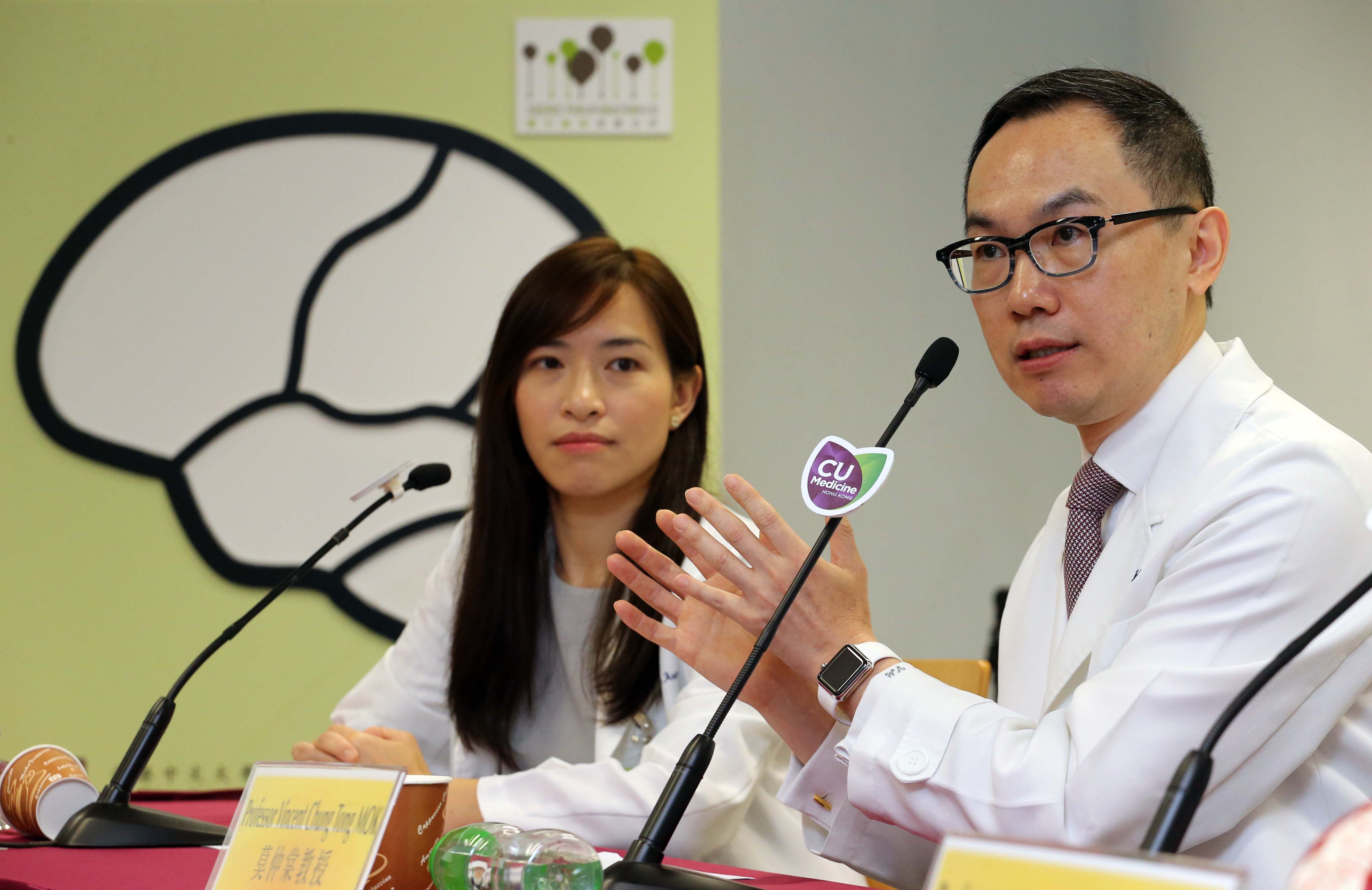 (Right) Prof. Vincent Chung Tong MOK, Division of Neurology, Department of Medicine and Therapeutics, Faculty of Medicine, CUHK advises people to seek medical attention if they notice any early symptoms of frontotemporal lobar degeneration, such as changes in personality, inappropriate behaviours and language difficulties.