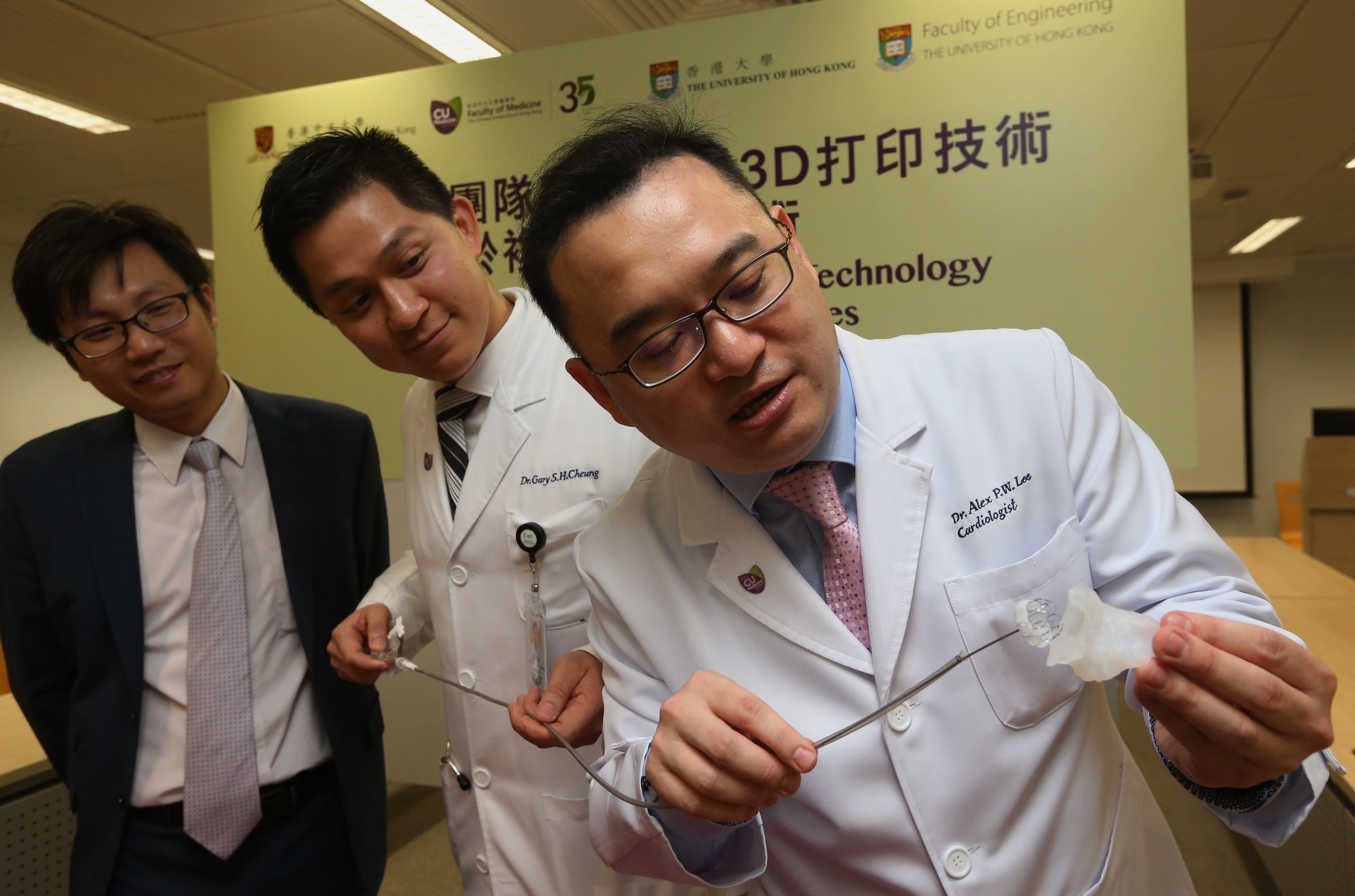 中大及港大的研究人員示範利用3D矽膠心臟結構模型模擬介入治療。