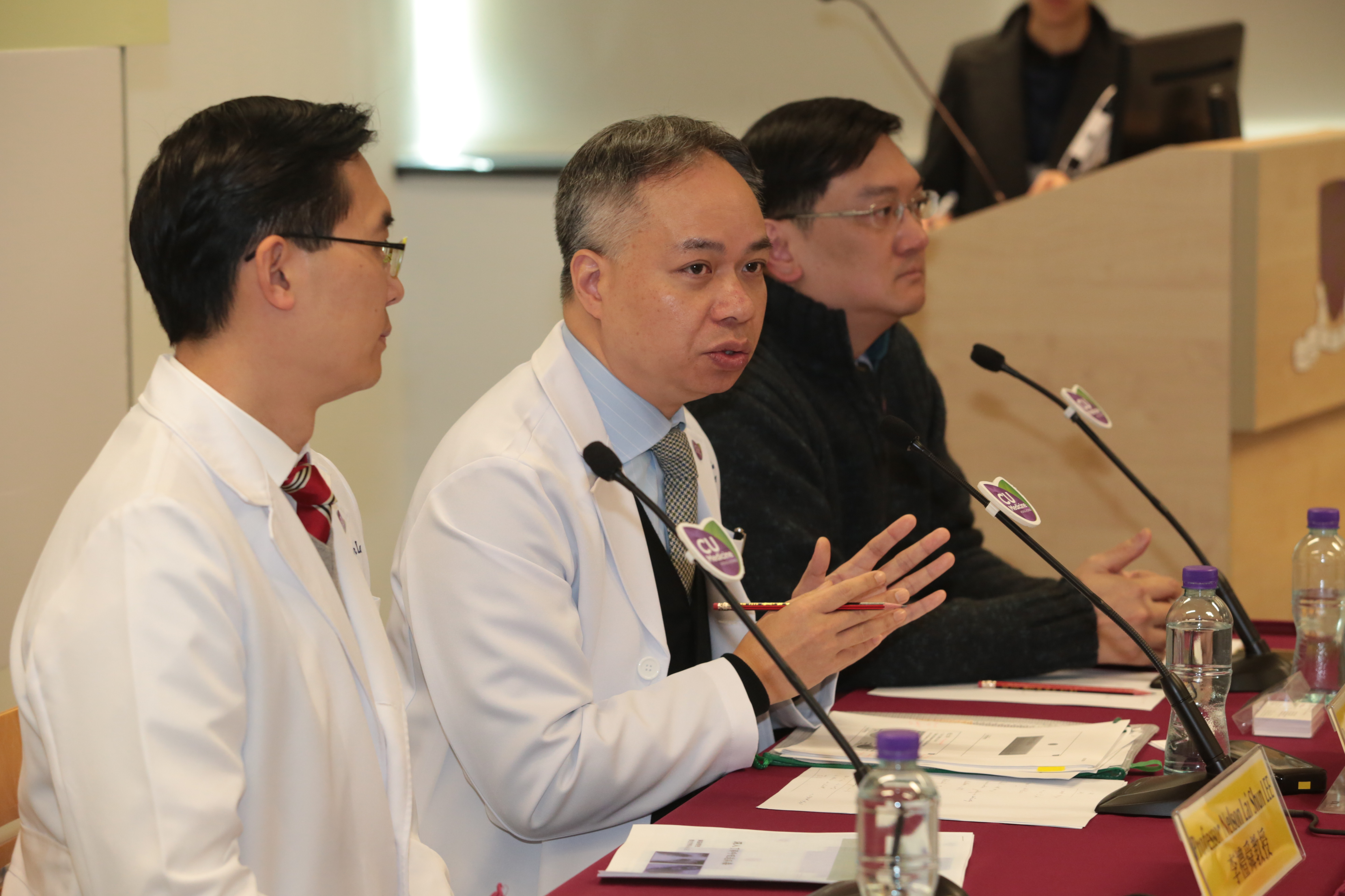 中大微生物学系系主任陈基湘教授（中）建议医疗机构为出现呼吸道感染症状的病人提供RSV和甲型流感的病毒快速测试。