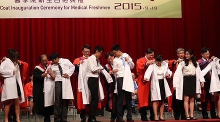 中大医学院举行第二届「新生白袍典礼」 提醒新生「学医也是学做人」