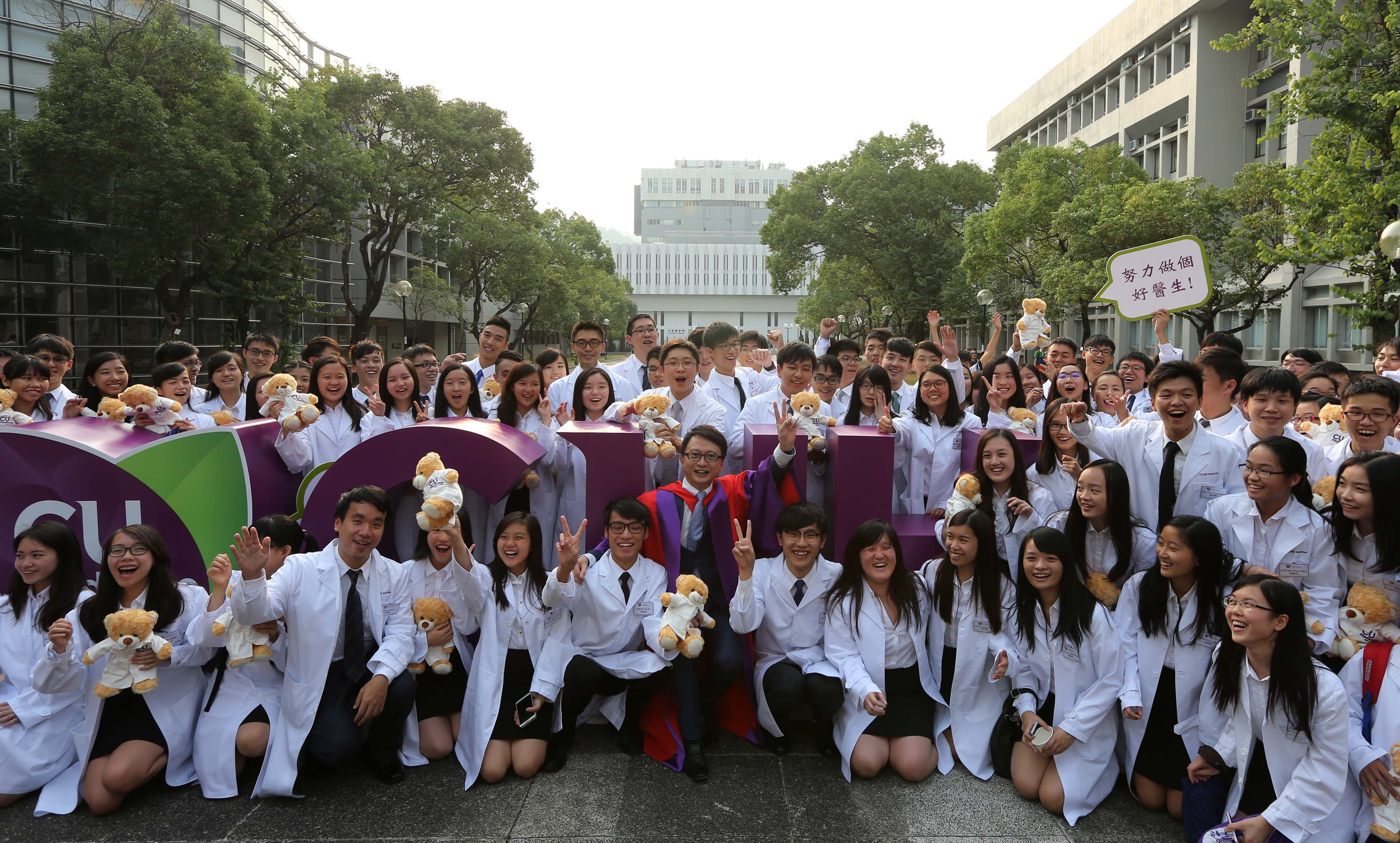 Prof. Francis Chan and new medical students.