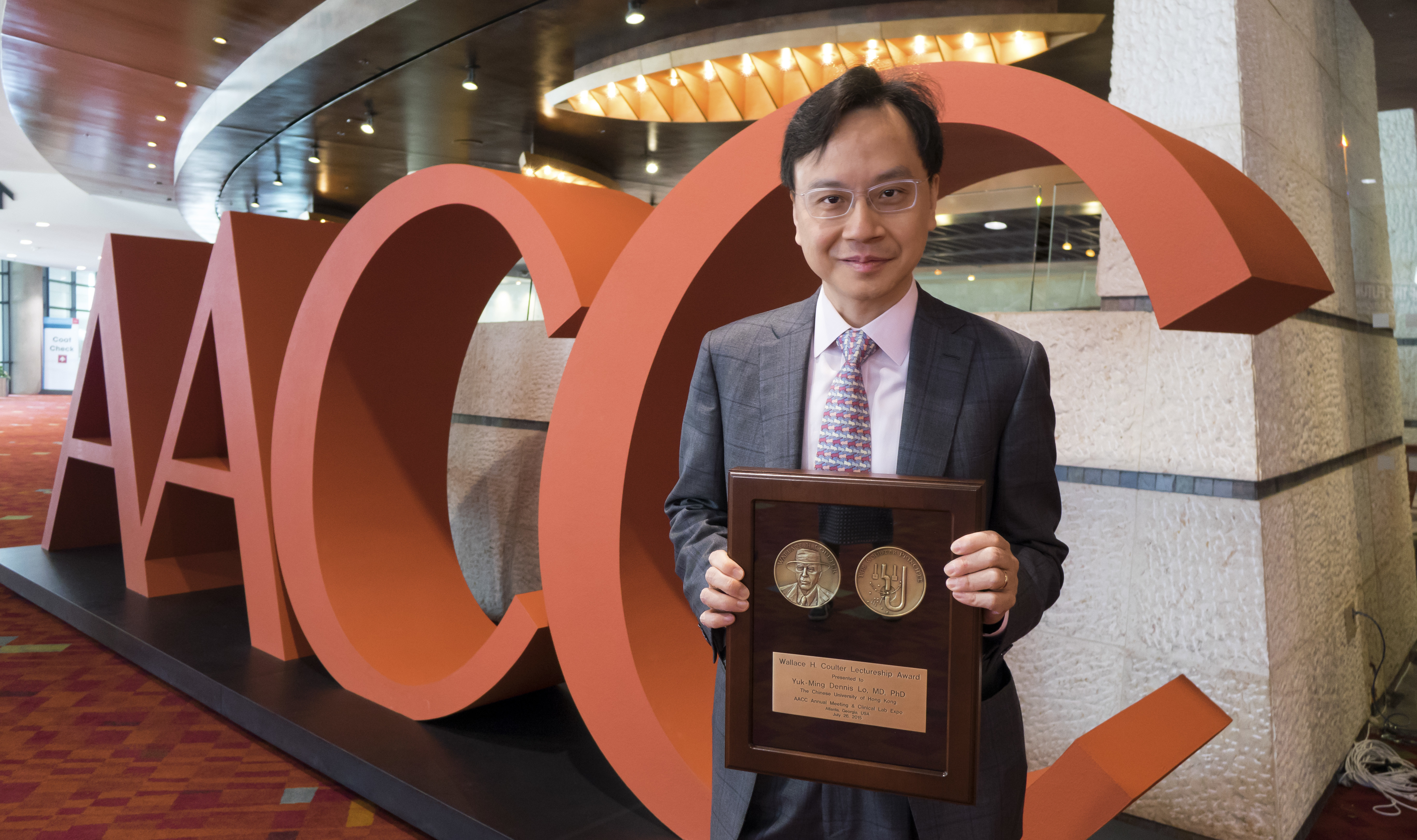 Professor Lo gives a lecture during the 2015 AACC Annual Meeting and Clinical Lab Expo held in Atlanta.