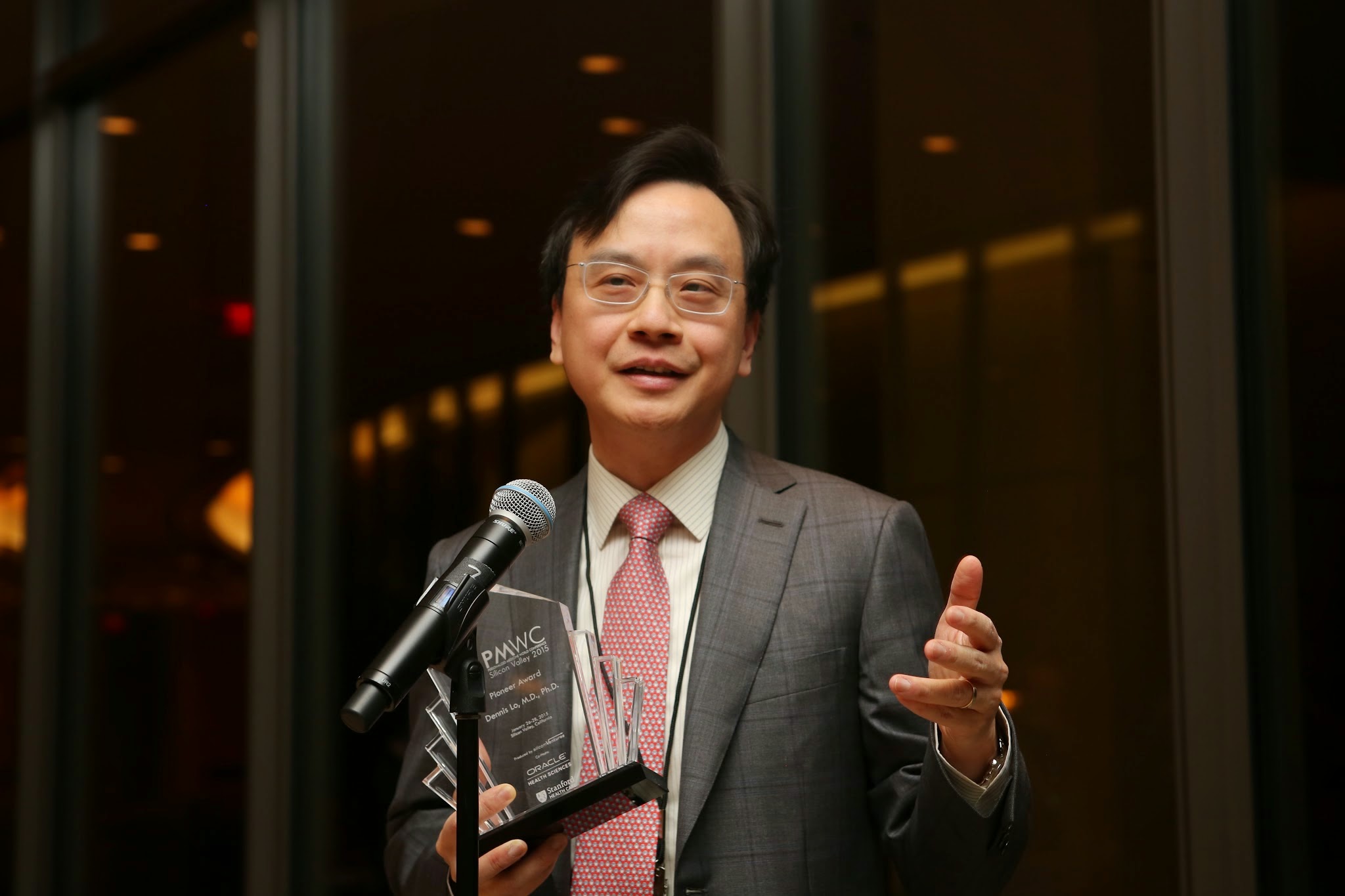 卢煜明教授在矽谷举行的2015年度个人化医学国际会议上获颁先驱大奖