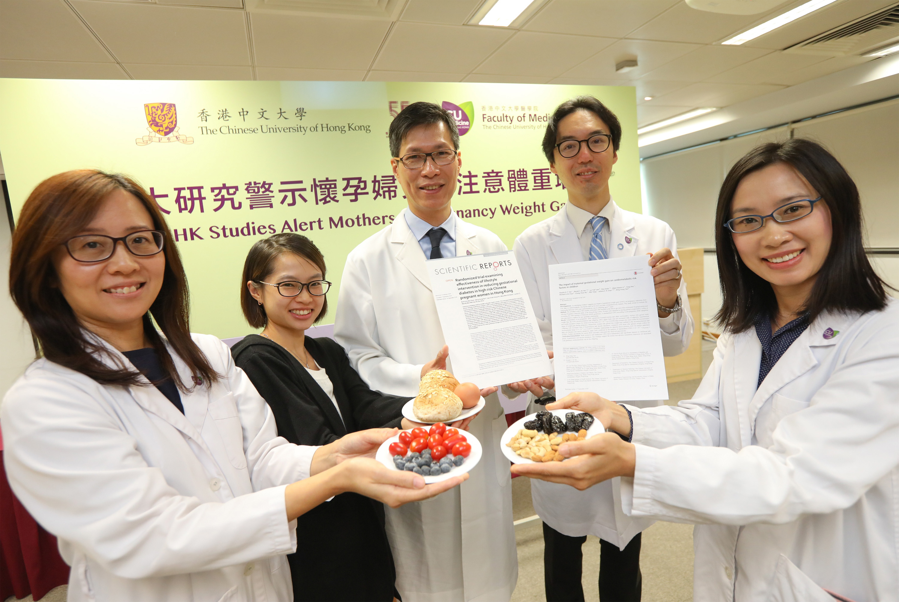 From left: Dr. Ruth Suk Mei CHAN, Centre for Nutritional Studies; study participant madam Cheng; Professor Wing Hung TAM, Department of Obstetrics and Gynaecology; Professor Ronald Ching Wan MA, Division of Endocrinology and Diabetes, Department of Medicine and Therapeutics; and Ms. Bernice Ho Ki CHEUNG, Registered Dietician, Centre for Nutritional Studies